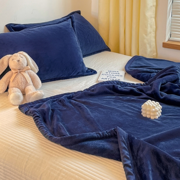 91家纺网 家纺一手货源 找家纺 雅萱家纺 2022新款纯色牛奶绒多功能毛毯 宝石蓝