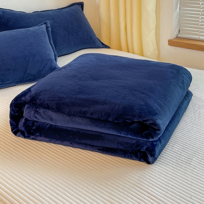 91家纺网 家纺一手货源 找家纺 雅萱家纺 2022新款纯色牛奶绒多功能毛毯 宝石蓝