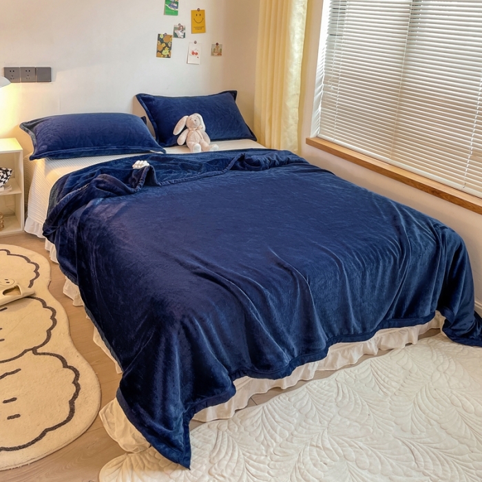91家纺网 家纺一手货源 找家纺 雅萱家纺 2022新款纯色牛奶绒多功能毛毯 宝石蓝