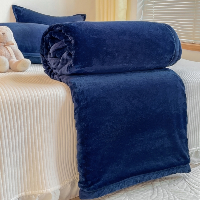 91家纺网 家纺一手货源 找家纺 雅萱家纺 2022新款纯色牛奶绒多功能毛毯 宝石蓝