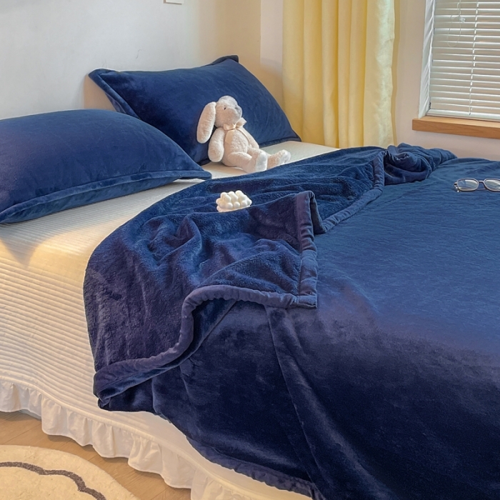 91家纺网 家纺一手货源 找家纺 雅萱家纺 2022新款纯色牛奶绒多功能毛毯 宝石蓝