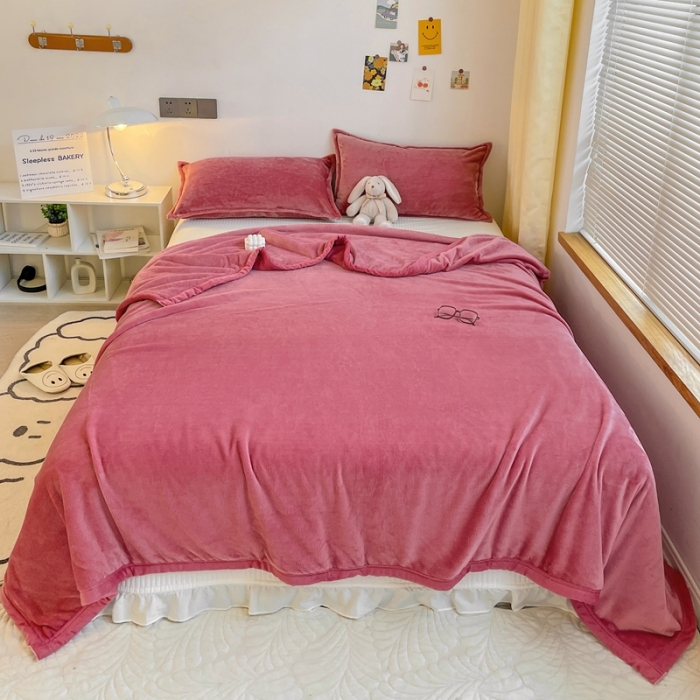 91家纺网 家纺一手货源 找家纺 雅萱家纺 2022新款纯色牛奶绒多功能毛毯 豆沙