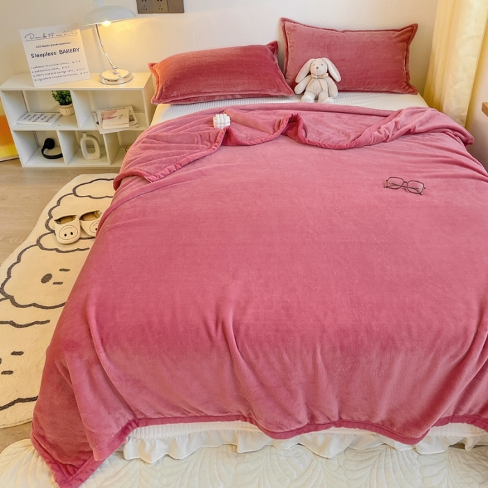 91家纺网 家纺一手货源 找家纺 雅萱家纺 2022新款纯色牛奶绒多功能毛毯 豆沙