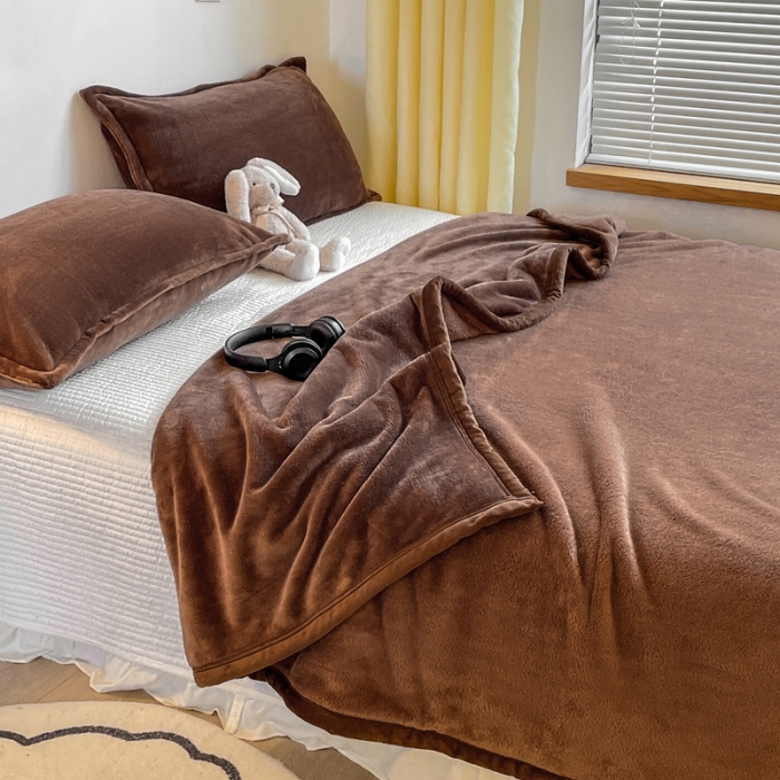 91家纺网 家纺一手货源 找家纺 雅萱家纺 2022新款纯色牛奶绒多功能毛毯 咖啡