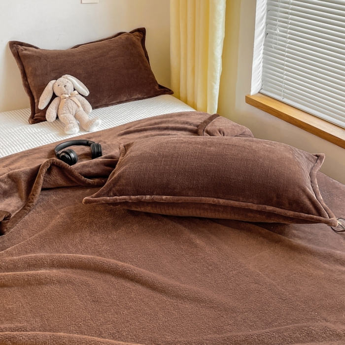 91家纺网 家纺一手货源 找家纺 雅萱家纺 2022新款纯色牛奶绒多功能毛毯 咖啡