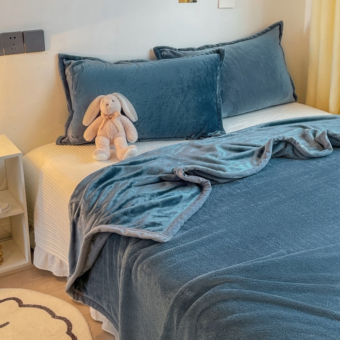 91家纺网 家纺一手货源 找家纺 雅萱家纺 2022新款纯色牛奶绒多功能毛毯 蓝灰