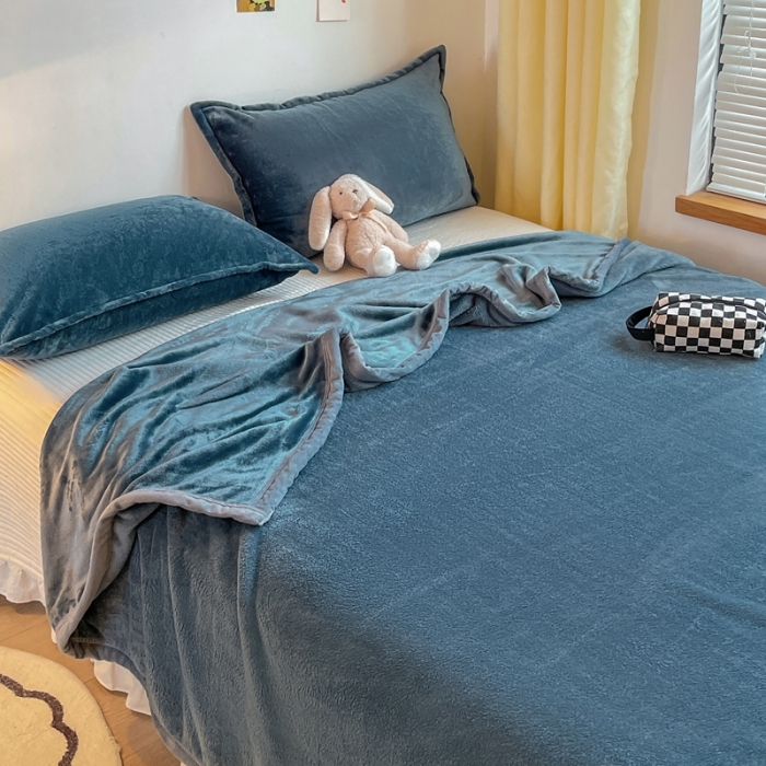 91家纺网 家纺一手货源 找家纺 雅萱家纺 2022新款纯色牛奶绒多功能毛毯 蓝灰