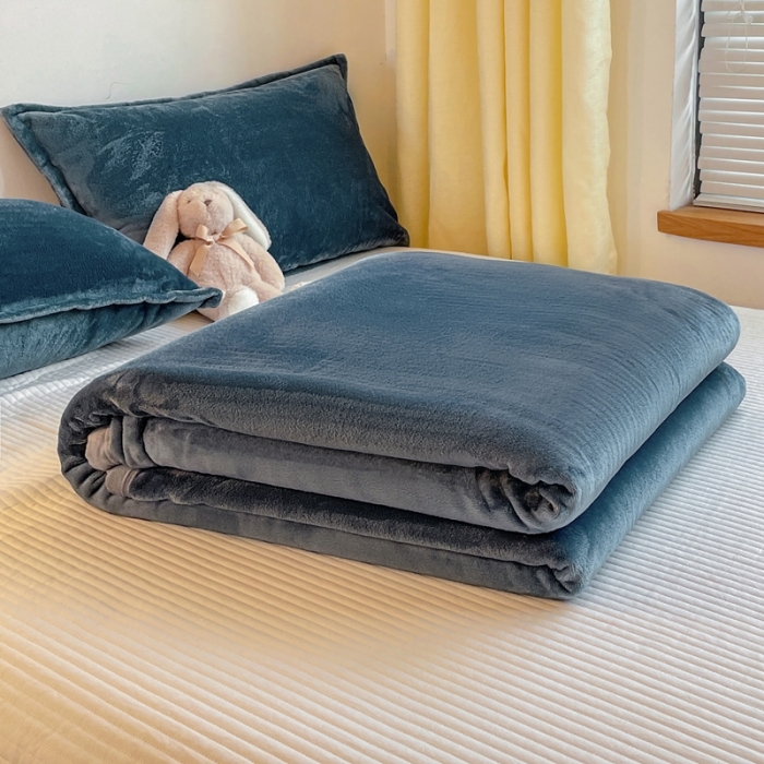 91家纺网 家纺一手货源 找家纺 雅萱家纺 2022新款纯色牛奶绒多功能毛毯 蓝灰