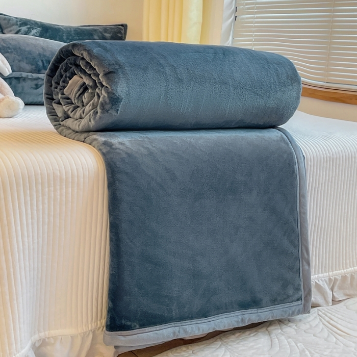 91家纺网 家纺一手货源 找家纺 雅萱家纺 2022新款纯色牛奶绒多功能毛毯 蓝灰