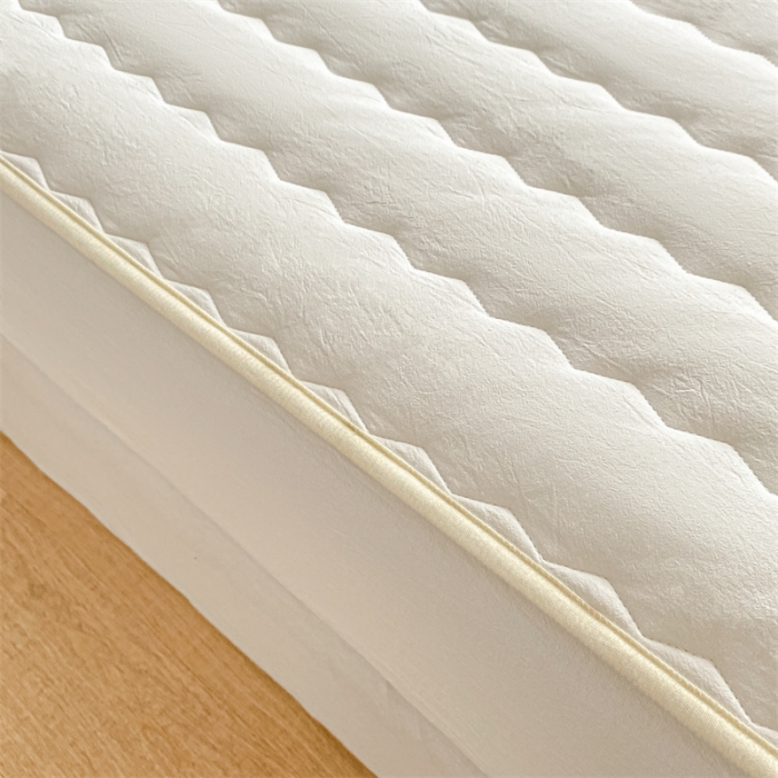 91家纺网 家纺一手货源 找家纺 鑫钰 2023新款迪士尼全棉色织刺绣床笠 草莓熊