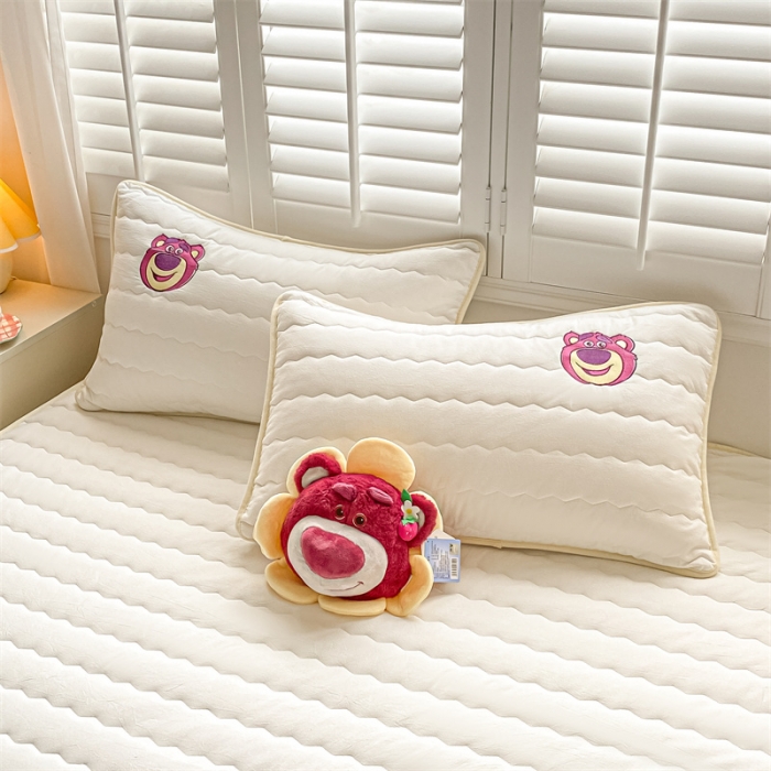 91家纺网 家纺一手货源 找家纺 鑫钰 2023新款迪士尼全棉色织刺绣床笠 草莓熊