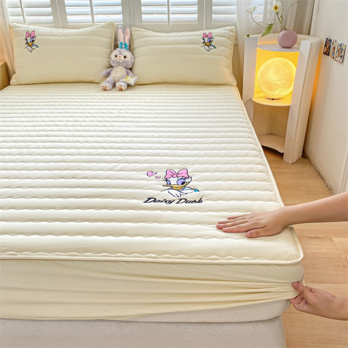 91家纺网 家纺一手货源 找家纺 鑫钰 2023新款迪士尼全棉色织刺绣床笠 黛西公主