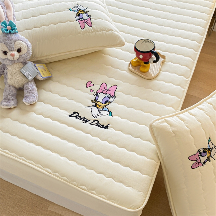 91家纺网 家纺一手货源 找家纺 鑫钰 2023新款迪士尼全棉色织刺绣床笠 黛西公主