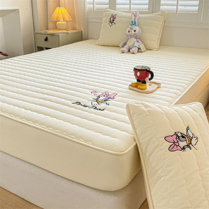 91家纺网 家纺一手货源 找家纺 鑫钰 2023新款迪士尼全棉色织刺绣床笠 黛西公主