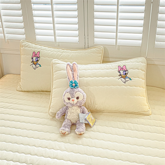 91家纺网 家纺一手货源 找家纺 鑫钰 2023新款迪士尼全棉色织刺绣床笠 黛西公主