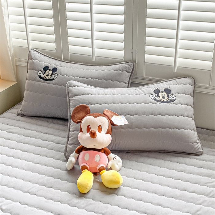 91家纺网 家纺一手货源 找家纺 鑫钰 2023新款迪士尼全棉色织刺绣床笠 快乐米奇