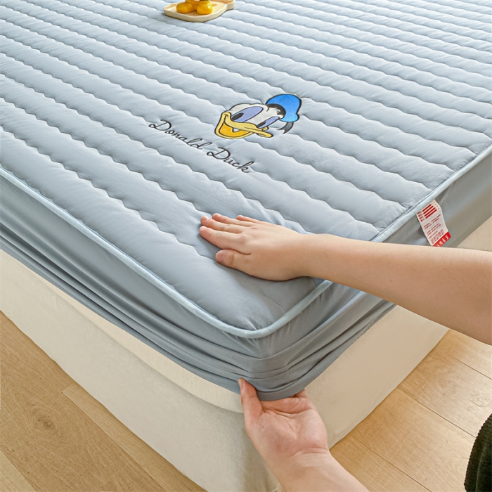 91家纺网 家纺一手货源 找家纺 鑫钰 2023新款迪士尼全棉色织刺绣床笠 唐老鸭