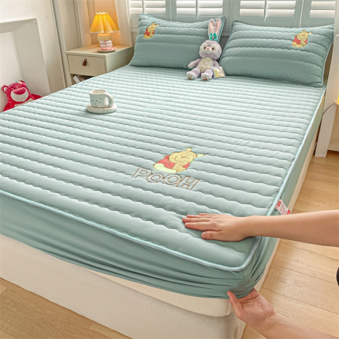 91家纺网 家纺一手货源 找家纺 鑫钰 2023新款迪士尼全棉色织刺绣床笠 小熊维尼