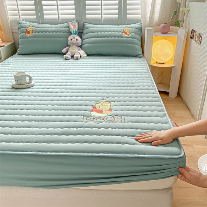 91家纺网 家纺一手货源 找家纺 鑫钰 2023新款迪士尼全棉色织刺绣床笠 小熊维尼