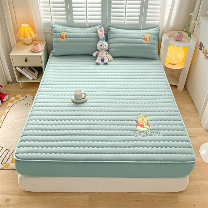 91家纺网 家纺一手货源 找家纺 鑫钰 2023新款迪士尼全棉色织刺绣床笠 小熊维尼