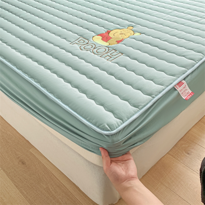 91家纺网 家纺一手货源 找家纺 鑫钰 2023新款迪士尼全棉色织刺绣床笠 小熊维尼