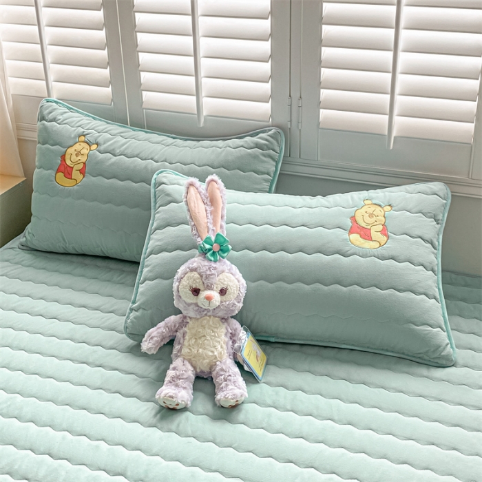 91家纺网 家纺一手货源 找家纺 鑫钰 2023新款迪士尼全棉色织刺绣床笠 小熊维尼