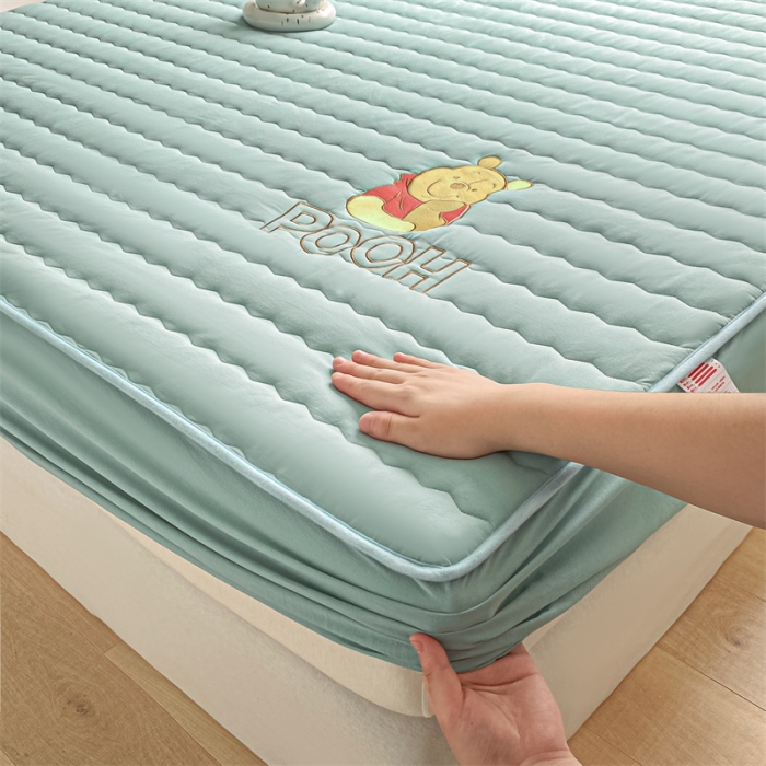 91家纺网 家纺一手货源 找家纺 鑫钰 2023新款迪士尼全棉色织刺绣床笠 小熊维尼