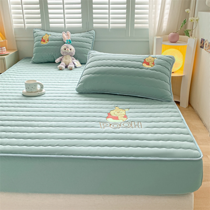 91家纺网 家纺一手货源 找家纺 鑫钰 2023新款迪士尼全棉色织刺绣床笠 小熊维尼