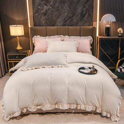 91家纺网 家纺一手货源 找家纺 珺柔 2022新款220高克重牛奶绒雕花时尚花边款四件套 布鲁斯（白）