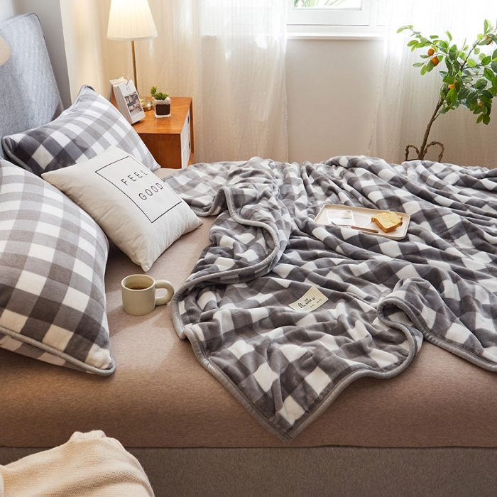 91家纺网 家纺一手货源 找家纺 丝幔 2025新款日式牛奶绒多功能毛毯三件套 灰大格