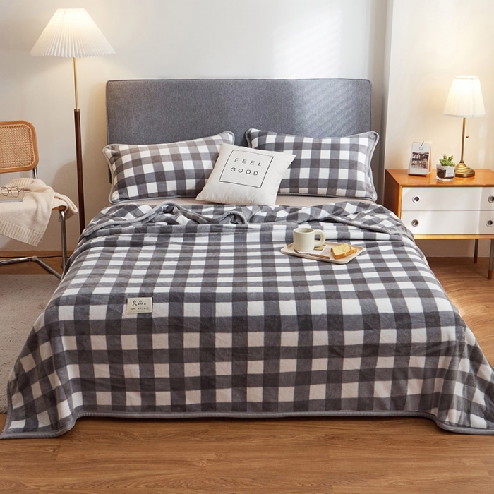 91家纺网 家纺一手货源 找家纺 丝幔 2025新款日式牛奶绒多功能毛毯三件套 灰大格