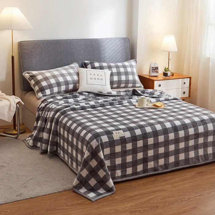 91家纺网 家纺一手货源 找家纺 丝幔 2025新款日式牛奶绒多功能毛毯三件套 灰大格