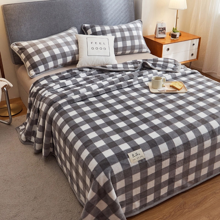 91家纺网 家纺一手货源 找家纺 丝幔 2025新款日式牛奶绒多功能毛毯三件套 灰大格