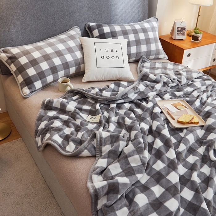 91家纺网 家纺一手货源 找家纺 丝幔 2025新款日式牛奶绒多功能毛毯三件套 灰大格