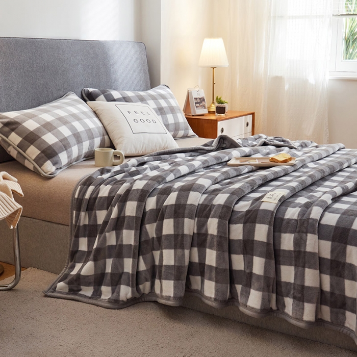 91家纺网 家纺一手货源 找家纺 丝幔 2025新款日式牛奶绒多功能毛毯三件套 灰大格