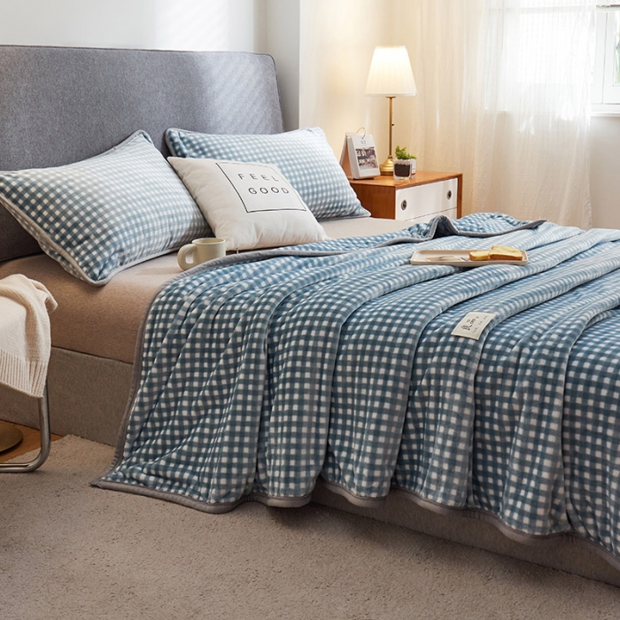 91家纺网 家纺一手货源 找家纺 丝幔 2025新款日式牛奶绒多功能毛毯三件套 蓝小格