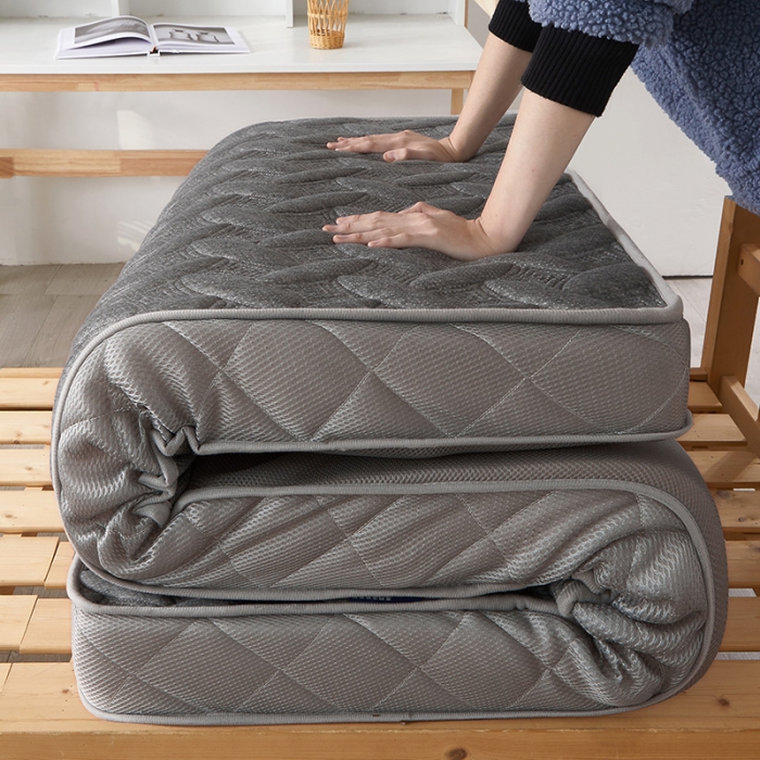 91家纺网 家纺一手货源 找家纺 欣罗兰 2022新款立体针织三明治双面床垫系列-学生款 格韵灰