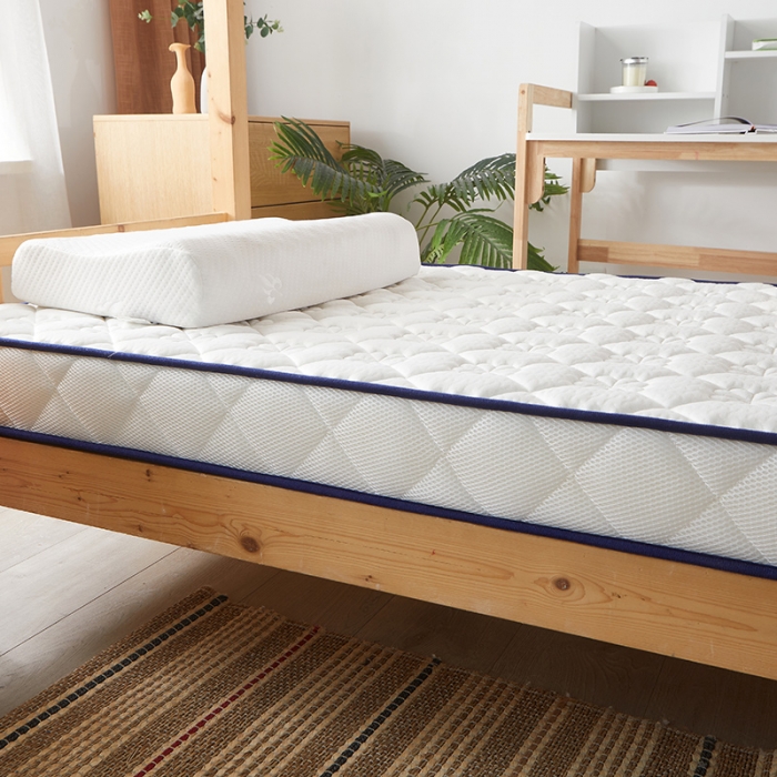 91家纺网 家纺一手货源 找家纺 欣罗兰2023立体针织三明治双面床垫-学生款 四叶草-白