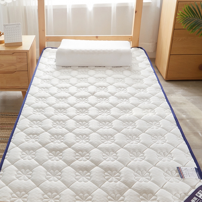 91家纺网 家纺一手货源 找家纺 欣罗兰2023立体针织三明治双面床垫-学生款 四叶草-白