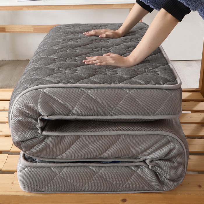 91家纺网 家纺一手货源 找家纺 欣罗兰2023立体针织三明治双面床垫-学生款 四叶草-灰