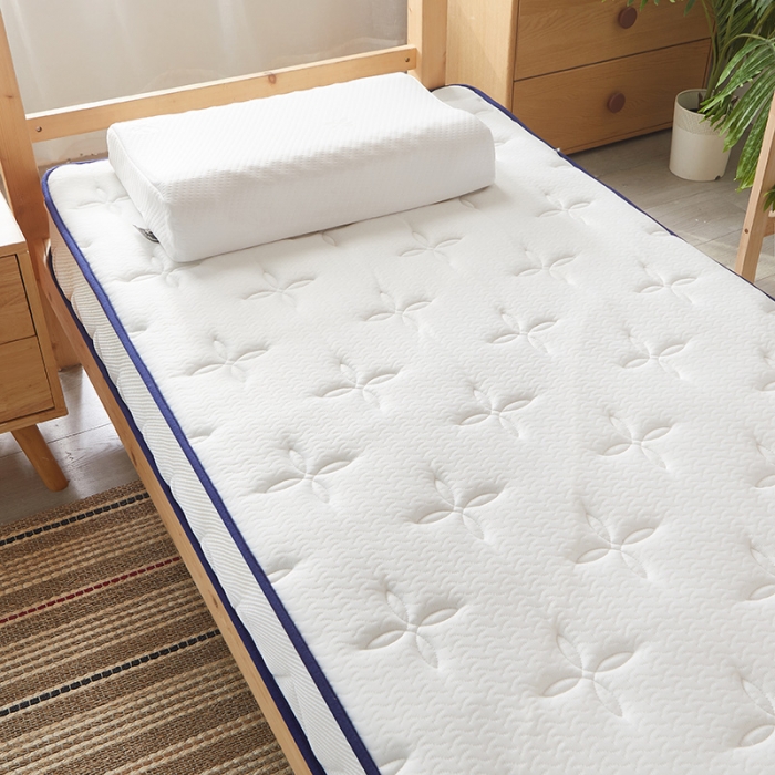 91家纺网 家纺一手货源 找家纺 欣罗兰2023立体针织三明治双面床垫-学生款 四叶花-白