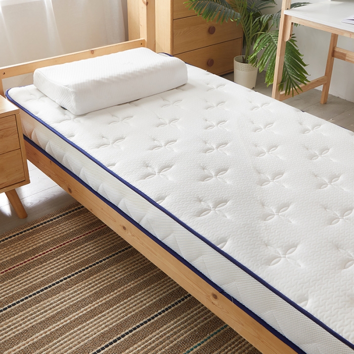 91家纺网 家纺一手货源 找家纺 欣罗兰2023立体针织三明治双面床垫-学生款 四叶花-白