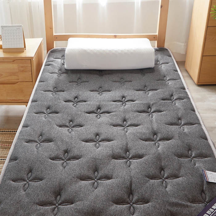 91家纺网 家纺一手货源 找家纺 欣罗兰2023立体针织三明治双面床垫-学生款 四叶花-灰