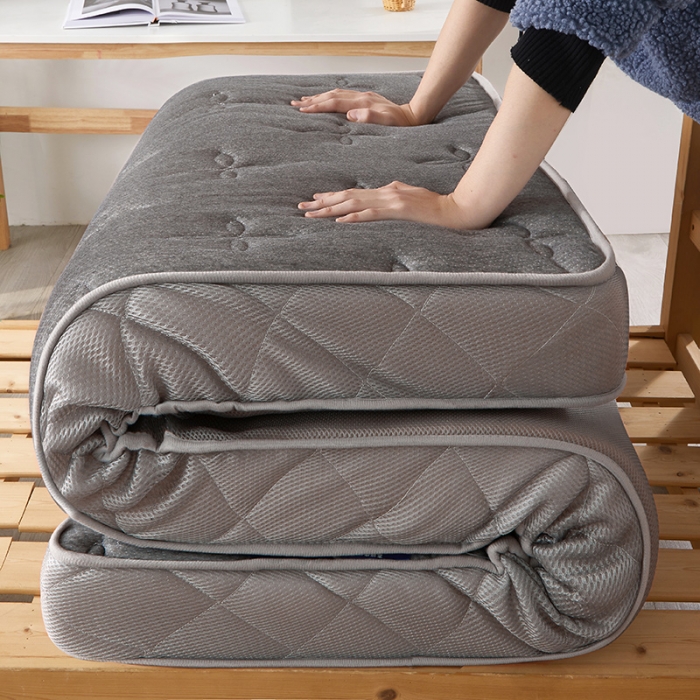 91家纺网 家纺一手货源 找家纺 欣罗兰2023立体针织三明治双面床垫-学生款 四叶花-灰