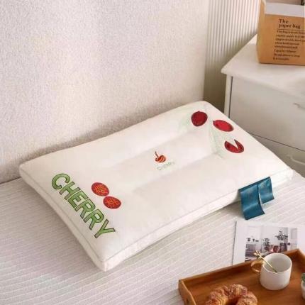 91家纺网 家纺一手货源 找家纺 （总）剑桥 2022新款樱桃承托羽丝柔软透气舒适定型中低枕