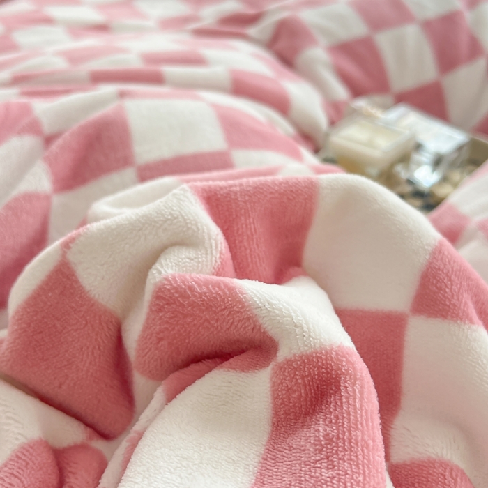 91家纺网 家纺一手货源 找家纺 金爱家 2023新款棋盘格牛奶绒四件套 棋盘格-粉