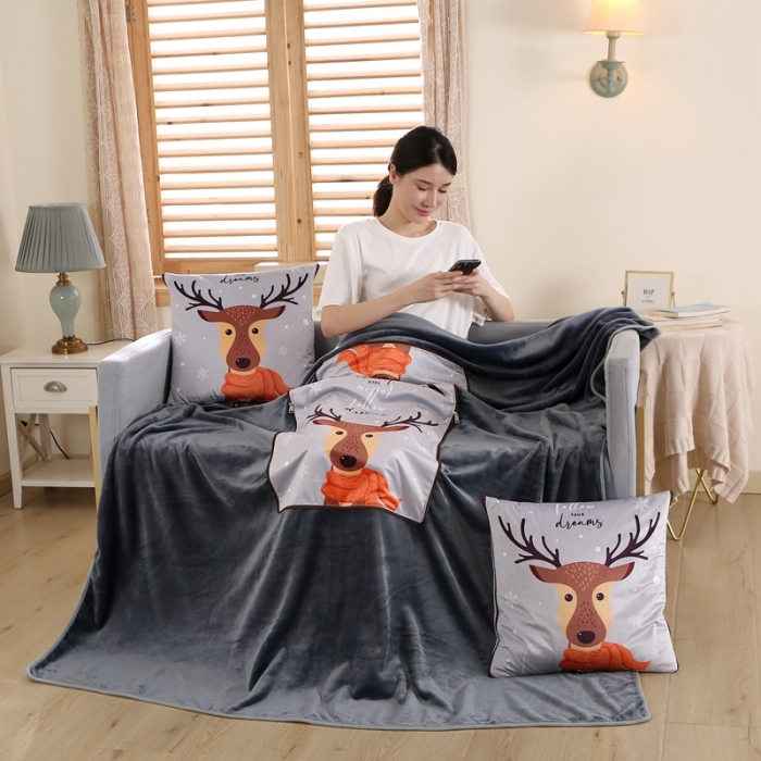 91家纺网 家纺一手货源 找家纺 素玖抱枕被 2023新款外面水晶绒里面灰色法兰绒毛毯抱枕毯 幸运鹿