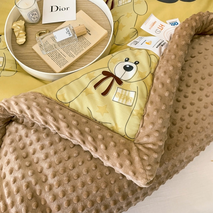 91家纺网 家纺一手货源 找家纺 澳洲羽 2024新款3D按摩豆豆被 抱抱熊-咖