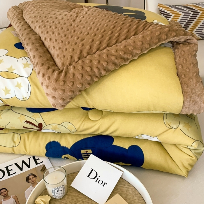 91家纺网 家纺一手货源 找家纺 澳洲羽 2024新款3D按摩豆豆被 抱抱熊-咖