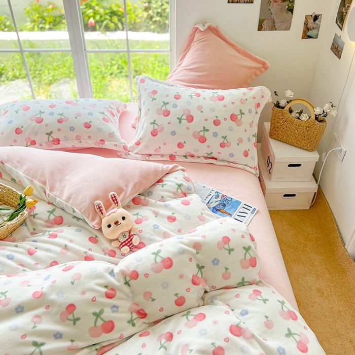 91家纺网 家纺一手货源 找家纺 呗旺鹿 2022年印花小清新加厚保暖牛奶绒四件套直播元气桃桃